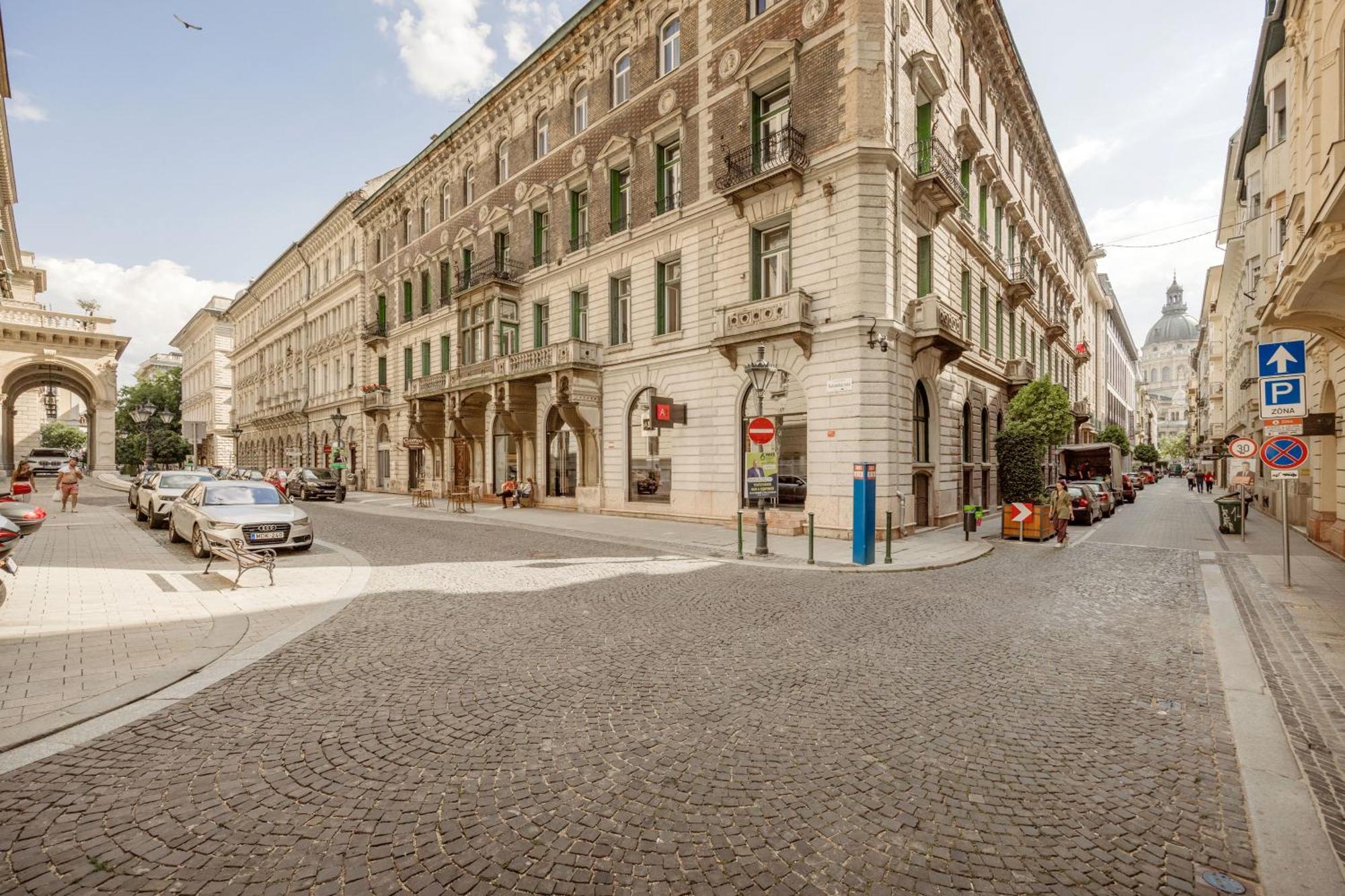 Experience City Nightlife From A Sleek Lavish Pad Apartment
